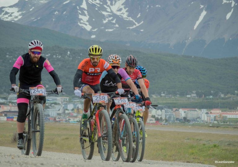 Pelotón principal día 2 , circuito céntrico. 1º Fecha del Campeonato Austral de MTB - Ushuaia / Fotos: León González