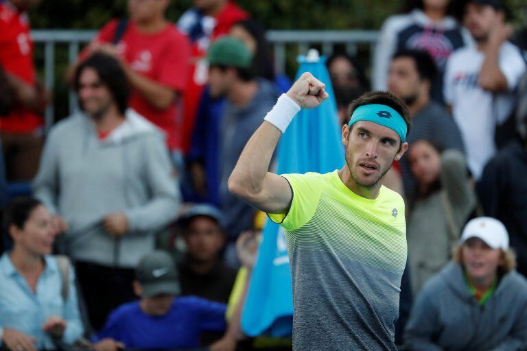 EPA4482. MELBOURNE (AUSTRALIA), 15/01/2018.- El argentino Leonardo Mayer celebra su victoria ante el chileno Nicolás Jarry tras su partido de la primera ronda del Abierto de Australia de tenis disputado hoy, 15 de enero de 2018, en Melbourne, Australia. EFE/ Mast Irham