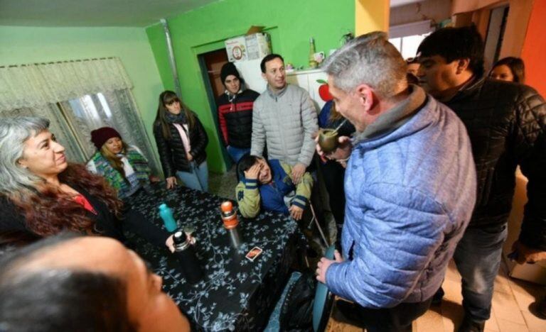 Tras la caminata, el gobernador e intendente compartieron unos mates con una familia de Trelew.