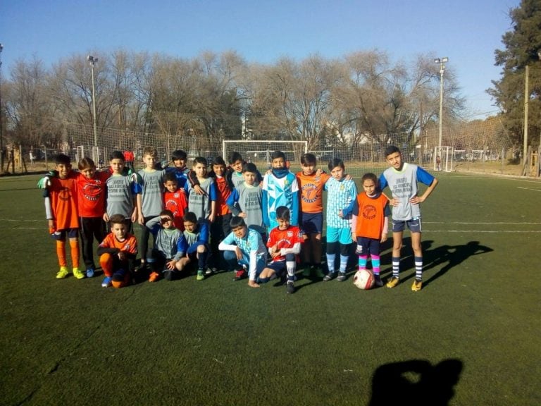 Desde hace ocho años, la escuela cumple con un contínuo trabajo social para contener a los chicos de la zona.