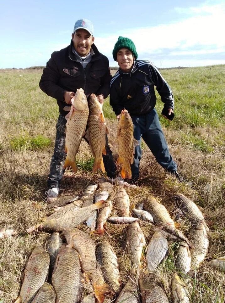 Pesca. Juan y Walter, antes de caer al río (Fuente: Clarín)