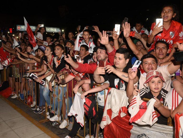 Los hinchas en la puerta del hotel. Foto: River Plate.