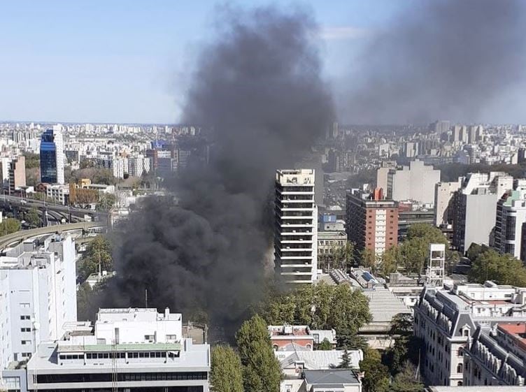 Se incendió un colectivo en San Telmo (Foto: TN.com.ar)