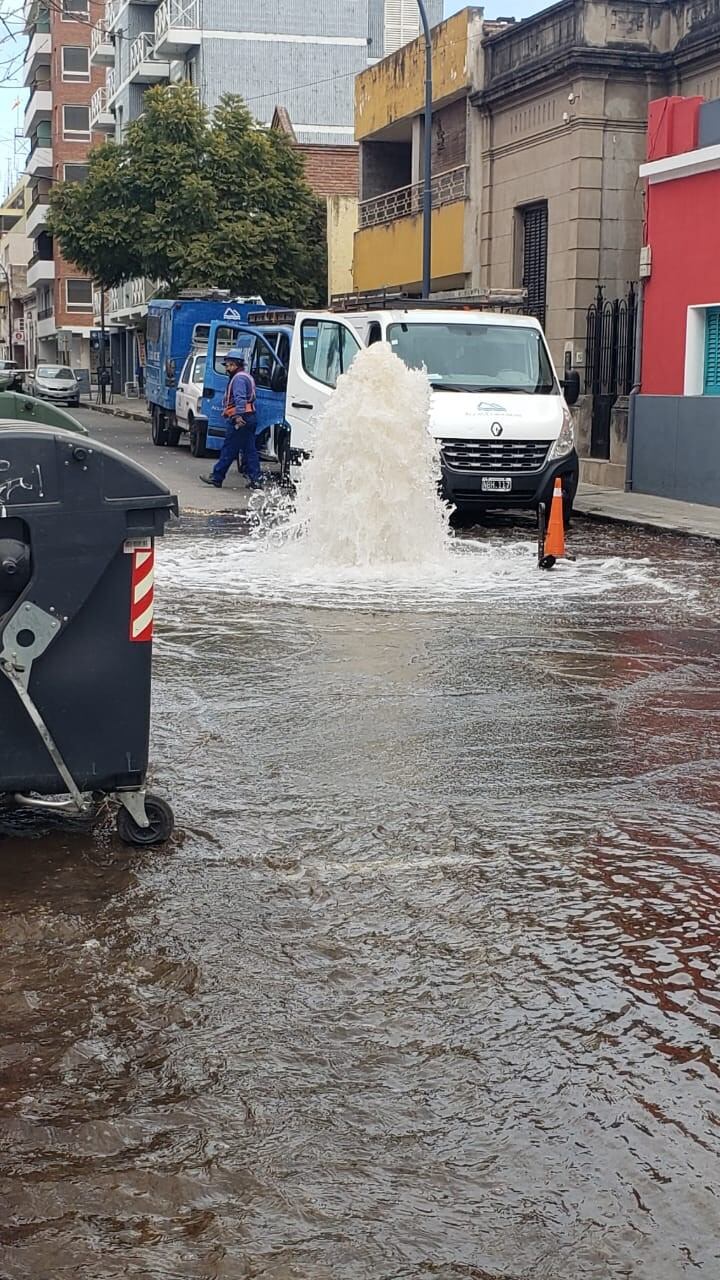 El sábado y domingo, la "fuente" provocó las quejas de vecinos por el desperdicio de agua.