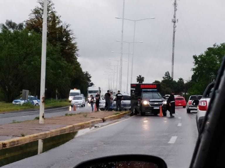 Un auto chocó contra un poste de alumbrado público y su conductor murió. (Aire de Santa Fe)