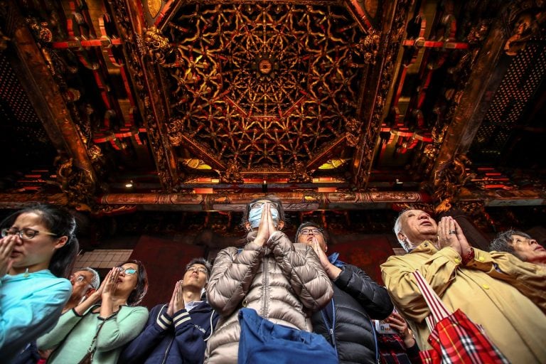 Rezos en un templo con motivo del Año Nuevo Lunar en Taipéi, Taiwán