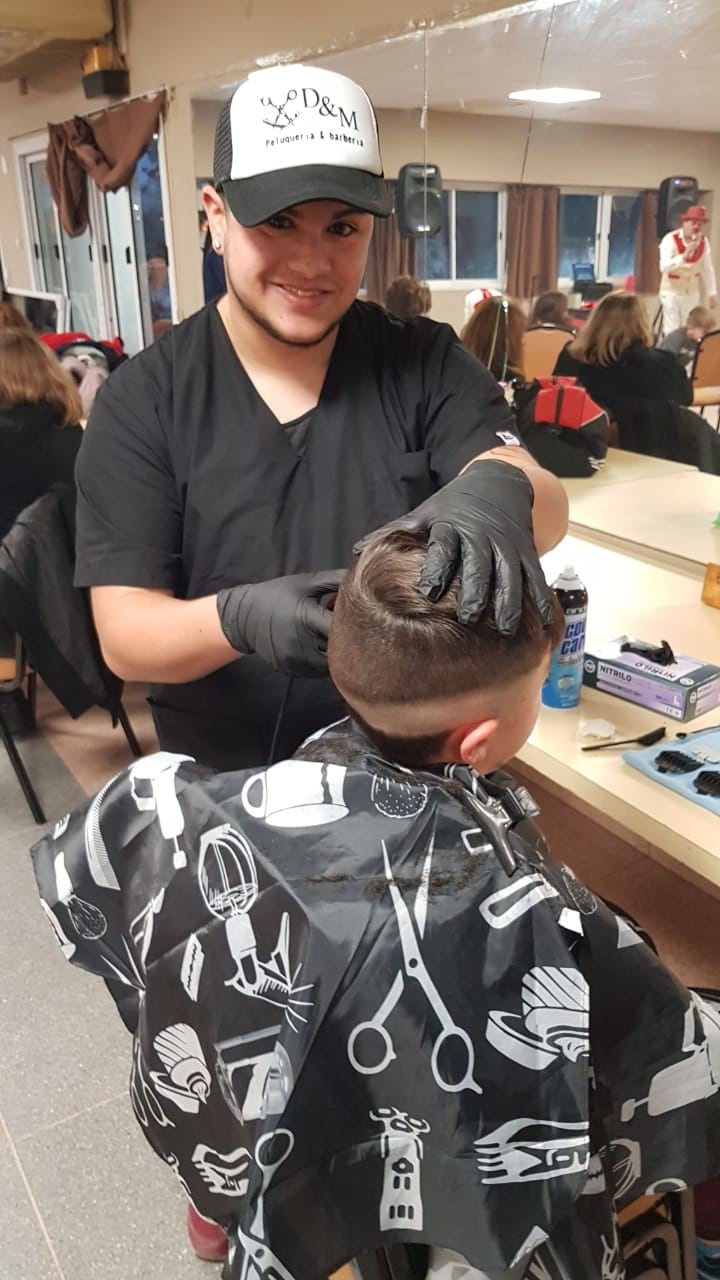 Un Corte de Pelo x Un Juguete