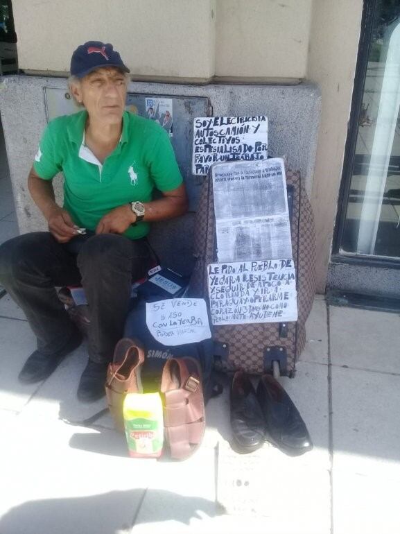 El hombre está en el microcentro de Paraná.