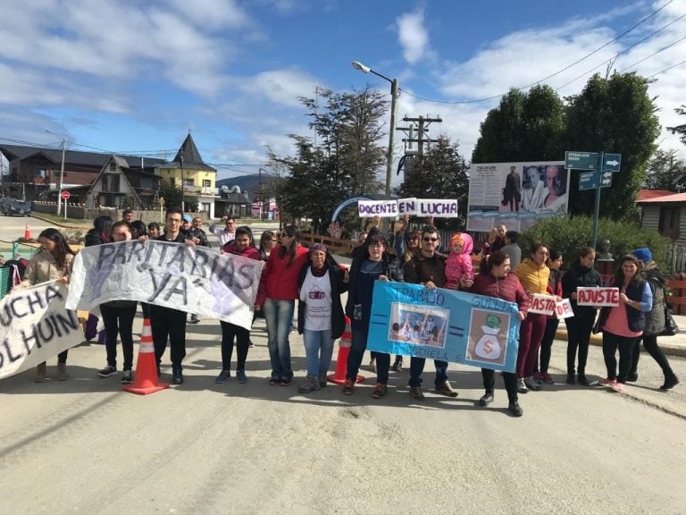 Movilización de docentes en Tolhuin.