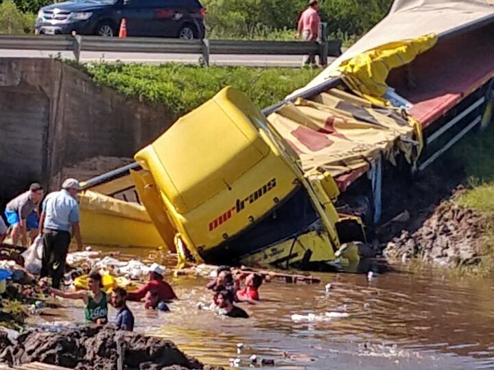 Volcó un camión con cervezas (Clarín)