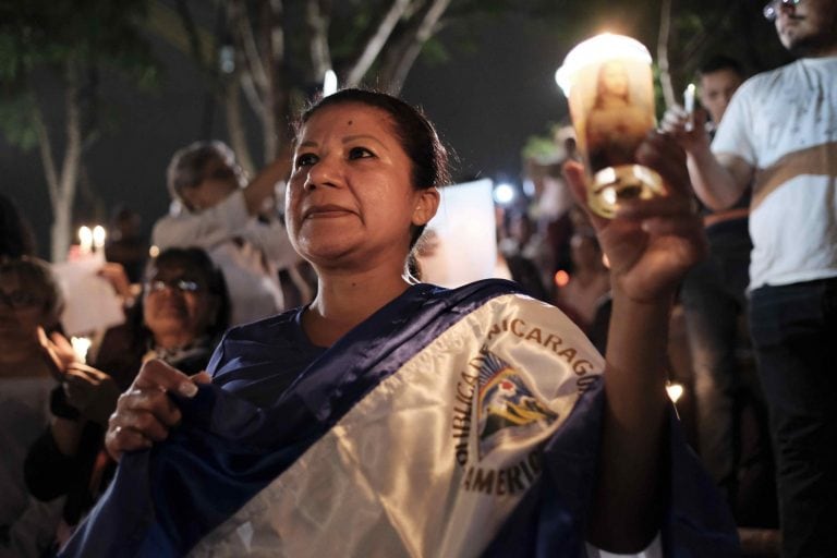 Cientos de nicaragüenses protestan en la Plaza de la Democracia de San José. (EFE)