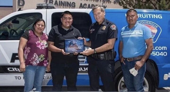 El joven recibió una placa de honor.