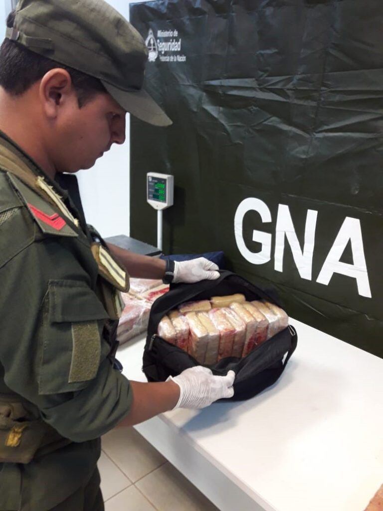 Los bolsos fueron abiertos una vez que los retiraron del micro. (@gendarmeria)