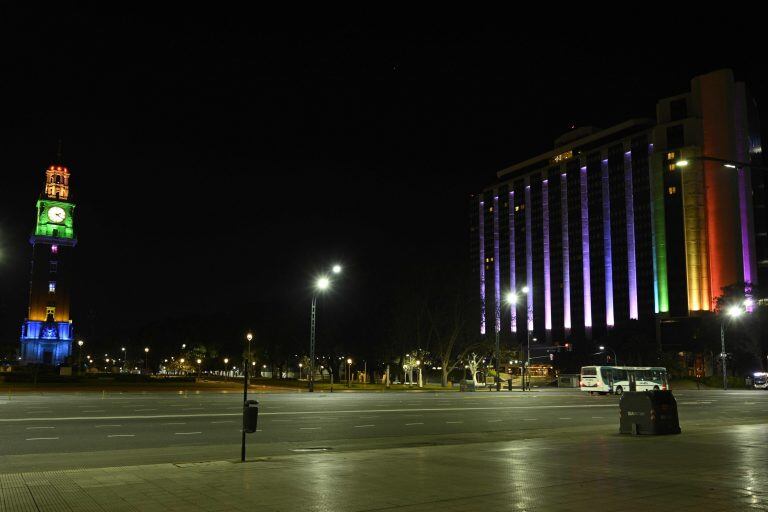 La Torre Monumental y el Hotel Sheraton están iluminados con los colores del arcoíris para celebrar el décimo aniversario de la legalización del matrimonio entre personas del mismo sexo en el país, en Buenos Aires, el 15 de julio de 2020, en medio del nuevo coronavirus COVID-19 pandemia (Foto de Juan MABROMATA / AFP)