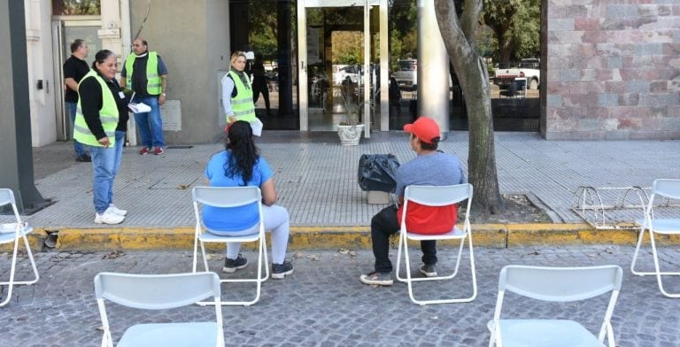 Así espera la gente ser atendida en los bancos en la ciudad de Rafaela