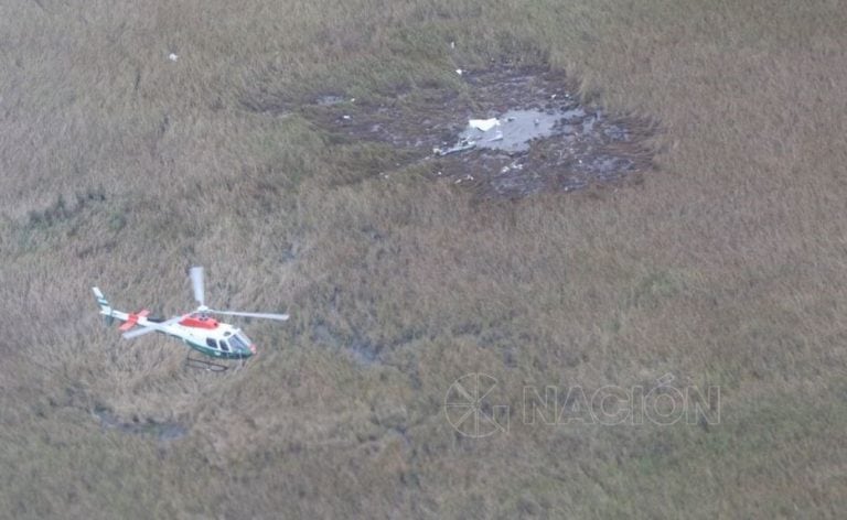 Los restos de la avioneta en la que viajaba el ministro de Agricultura de Paraguay, Luis Gneiting