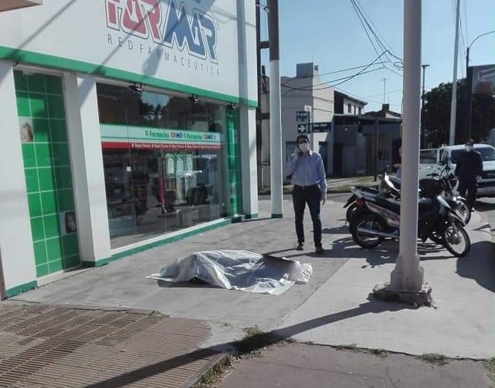 Se descompuso en plena vereda y perdió la vida.