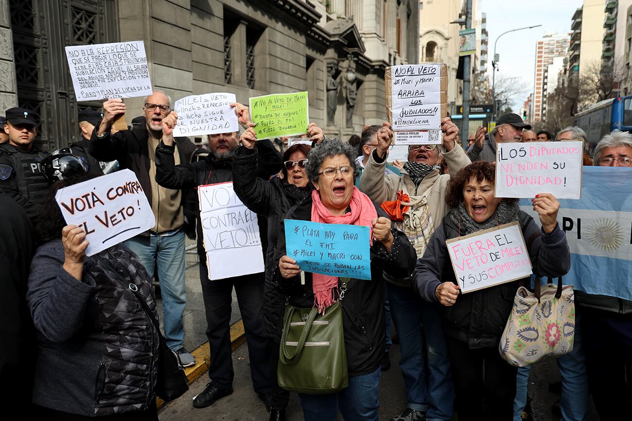 Protestas con el veto de Milei. (Gentileza La Nación)