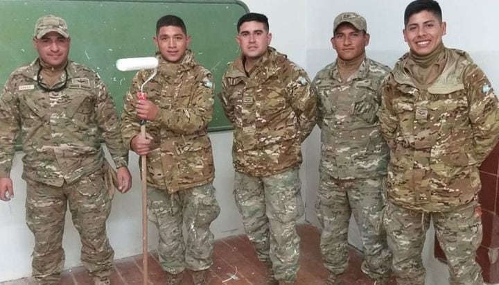 Los tres soldados cobreños junto a otros miembros del Batallon de Ingenieros de Montaña 5. (Web)