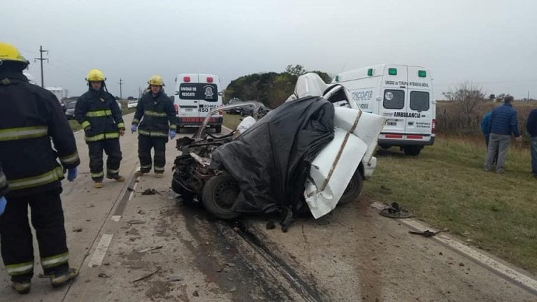 Un auto chocó de frente contra un camión, con un saldo de un muerto y un herido (FM Vital)