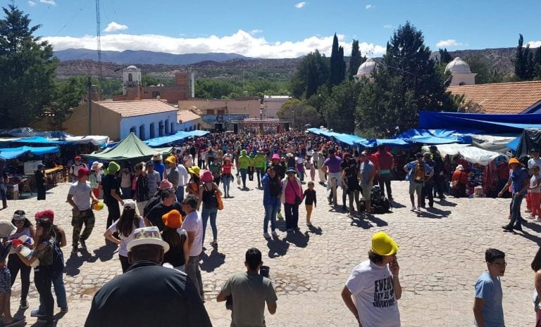 Lugareños y visitantes se congregaban esta mañana en las escalinatas del Monumento humahuaqueño.