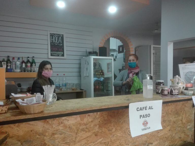 La Calera: propietaria y empleada del café de la calle San Martín.