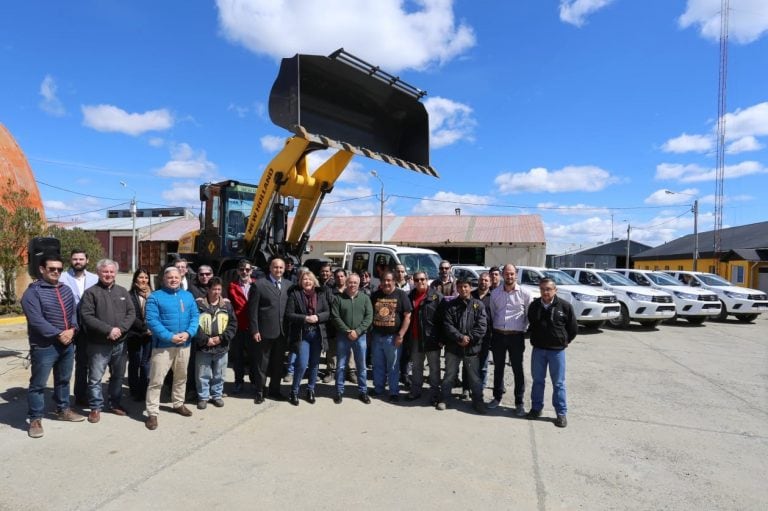 Entrega de terrenos y maquinarias a SIPERVIFUE