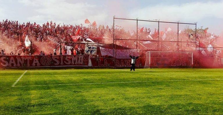 Una de las últimas postales de la hinchada de Huracán Las Heras antes de la pandemia. El sábado, el estadio "General San Martín", y bajo los protocolos Covid-19, será escenario de una gesta solidaria.