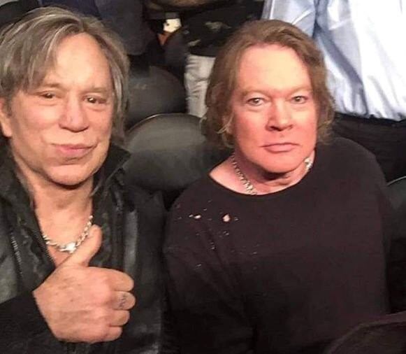 Mickey Rourke y Axl Rose fueron fotografiados por un fan durante un evento deportivo y sus transformadas fisonomías desataron una lluvia de memes y comentarios sarcásticos por parte de los usuarios de Twitter.