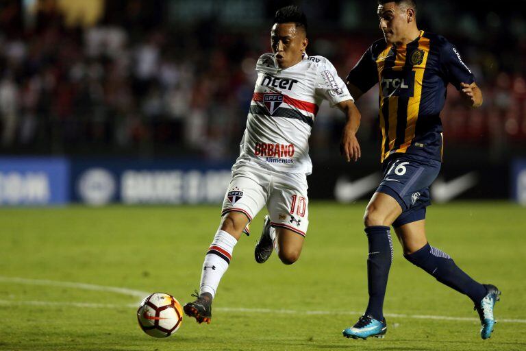 Soccer Football - Copa Sudamericana - Brazil's Sao Paulo v Argentina's Rosario Central - Morumbi stadium, Sao Paulo, Brazil - May 9, 2018 - Christian Cueva (L) of Sao Paulo and Mauricio Martinez of Rosario Central in action. REUTERS/Paulo Whitaker