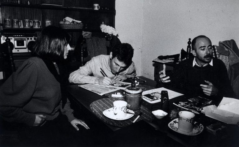 Mesa chica, Carmen Poli (la negra), Skay Beillinson y el Indio Solari durante una entrevista en el barrio de Palermo. (Archivo Clarín)