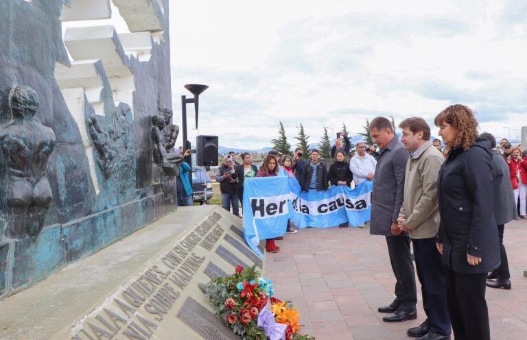 Entrega de ofrenda floral a los caídos