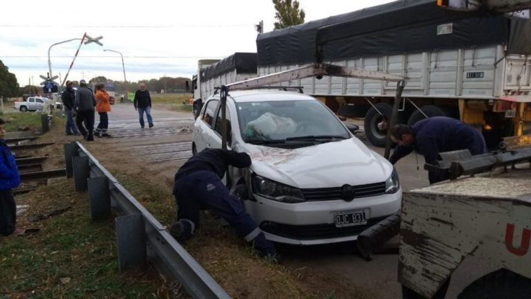 Una mujer chocó de frente contra un tren