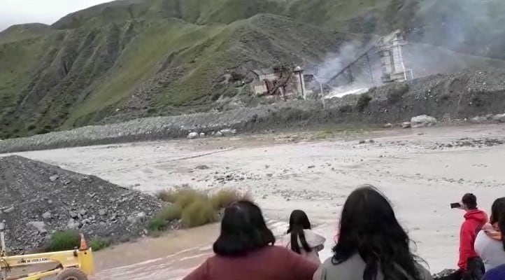 El cauce del arroyo avanza sobre la Ruta 9, a la altura de a calera en Volcán.