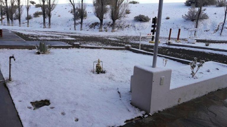 Los calingastinos amanecieron con los paisajes pintados de blanco.