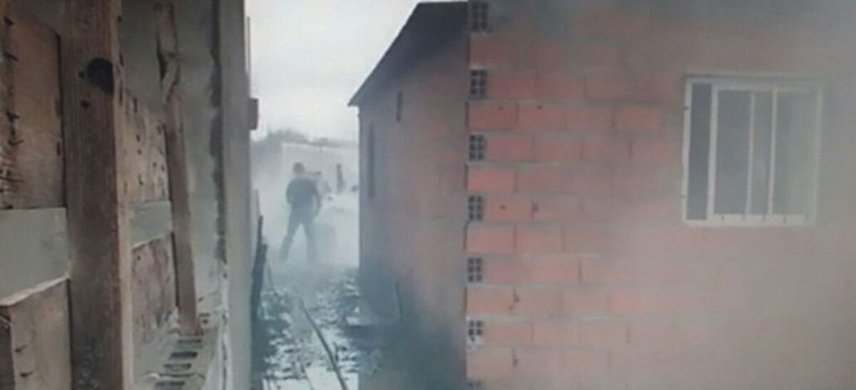 Una mamá dejó a sus hijos de 3, 5 y 7 años solos y se incendió la casa