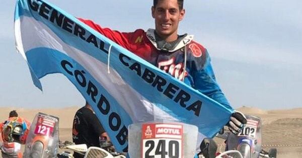 Nicolás Cavigliasso, festejo con la bandera argentina.