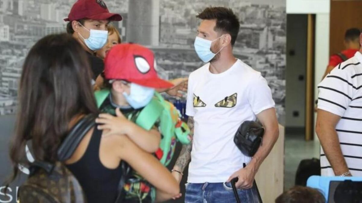Lionel Messi, Antonela Roccuzzo y sus tres hijos partieron de vacaciones junto a la familia de Luis Suárez