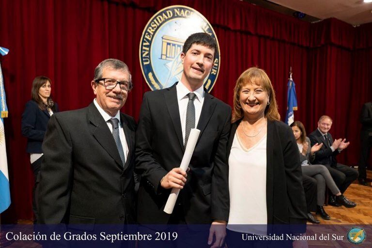 Juan Manuel Hernando con su padres en la colación de grado 2019