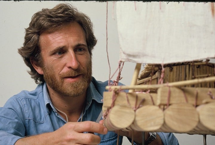 Alfredo Barragan y la maqueta de su balsa soñada hace 35 años. (Foto: Clarín)