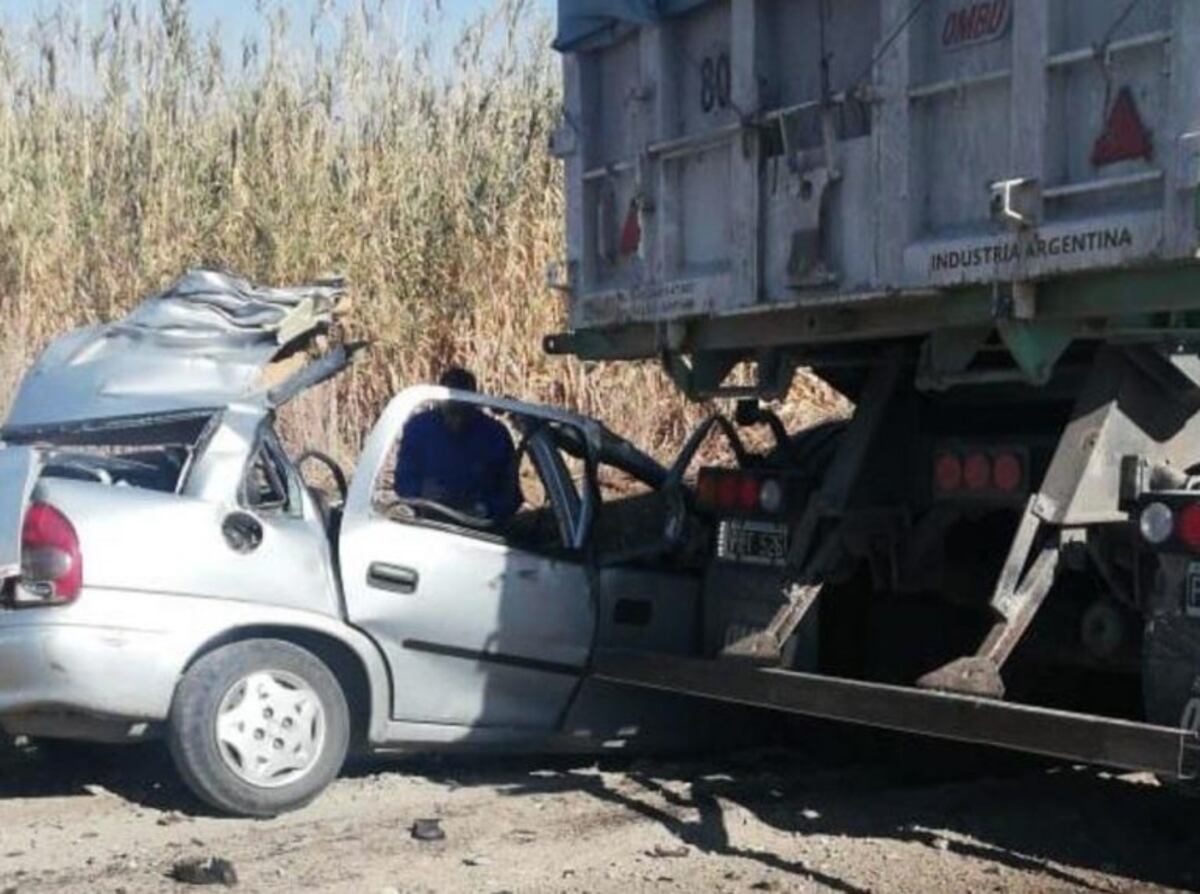 Trágico accidente: cinco muertos por un choque entre un camión y un auto