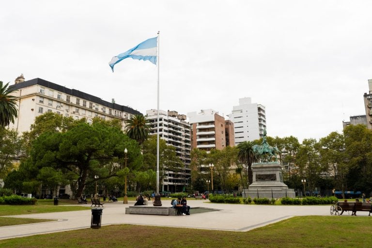 Colocan banderas en plazas y parques por el 25 de Mayo