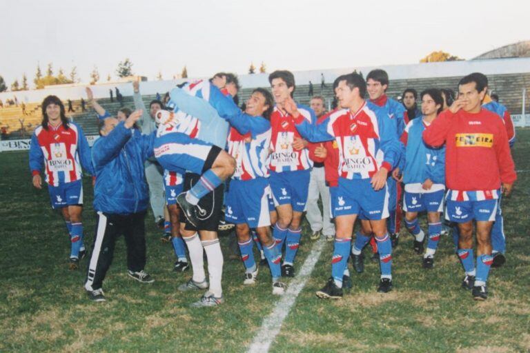 Rosario ya le ganó a 13 de junio de Pirané y quedó a un paso de un ascenso histórico