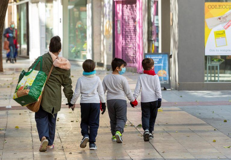 La medida está diagramada para chicos de hasta 15 años inclusive, las salidas solo serán los fines de semana. (Foto: EFE/ JAVIER BELVER)