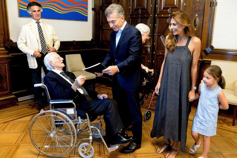 MD10 - BUENOS AIRES (ARGENTINA), 8/2/2018.- Fotografía cedida por Presidencia del mandatario de Argentina, Mauricio Macri (c), quien festeja hoy, 8 de febrero de 2018, su 59 cumpleaños junto al jubilado Julio César Torcello (i), que cumplió 100 años, y su esposa, Juliana Awada (2-d), y su hija Antonia (d) en Buenos Aires (Argentina).EFE/ PRESIDENCIA / SOLO USO EDITORIAL / NO VENTAS