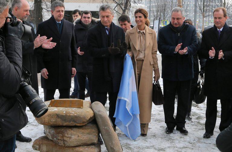 EPA2919. MOSCÚ (RUSIA), 23/01/2018.- El presidente argentino, Mauricio Macri (c-izq), y su esposa Juliana Awada (c-dcha), asisten a la ceremonia de inauguración de la Plaza de la República Argentina en la calle Zhitnaya, en el distrito Yakinanka, en Moscú (Rusia) hoy, 23 de enero de 2018, en el ámbito de su visita al país. EFE/ Maxim Shipenkov