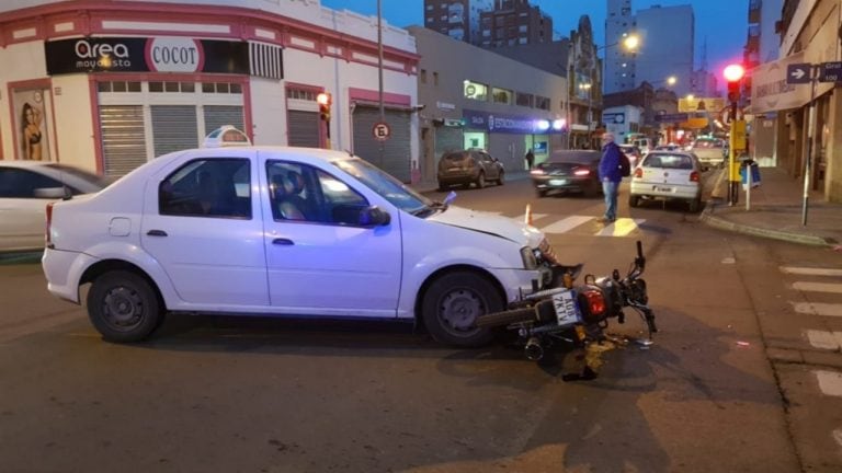 Una mujer herida en un choque entre un auto y una moto