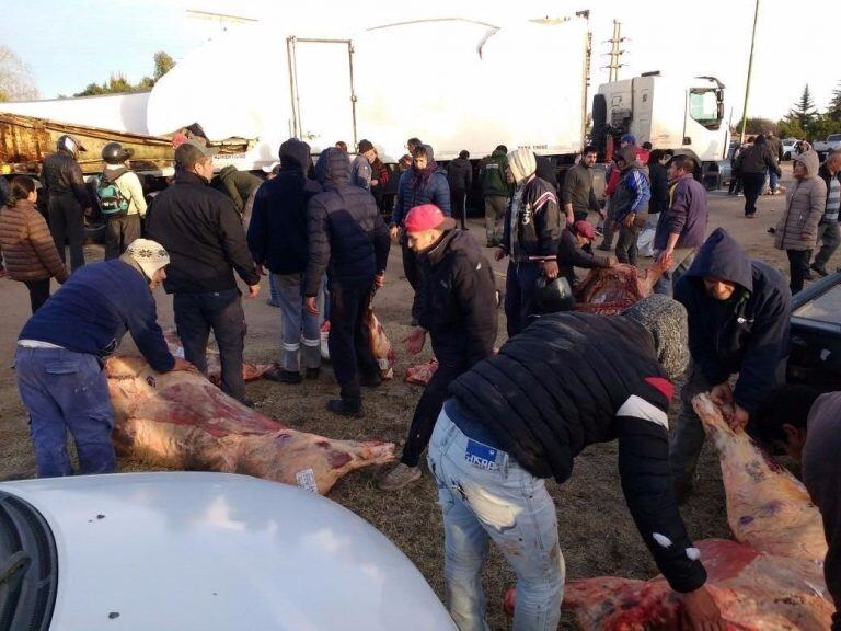 Volcó un camión con medias reses en San Luis