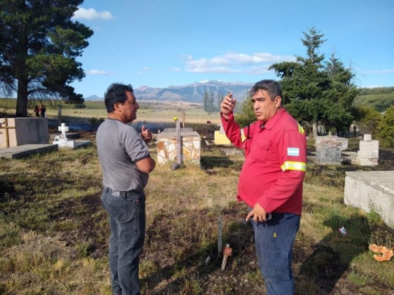 Se Incendió en  Trevelin, el cementerio local, por culpa de una vela.