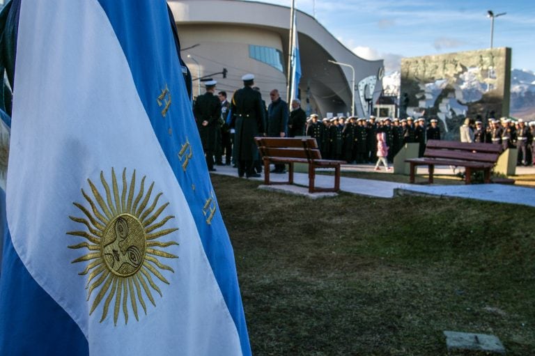 Ushuaia conmemoró al crucero ARA "General Belgrano" (Vía Ushuaia)